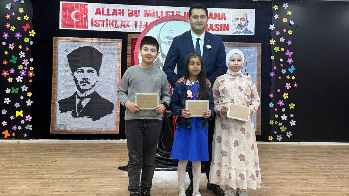 ''12 Mart İstiklal Marşı'nın Kabul Edildiği Günü ve Mehmet Akif Ersoy'u Anma Günü '' kapsamında ilçemizde düzenlenen ilkokullar arası resim yarışmasında dereceye giren öğrencimize ödül verildi.